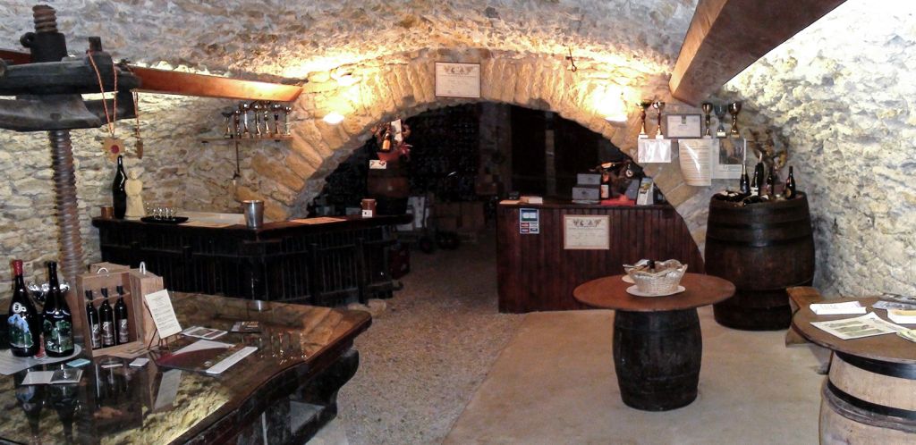l'ancienne cave historique du vignoble PERRAS