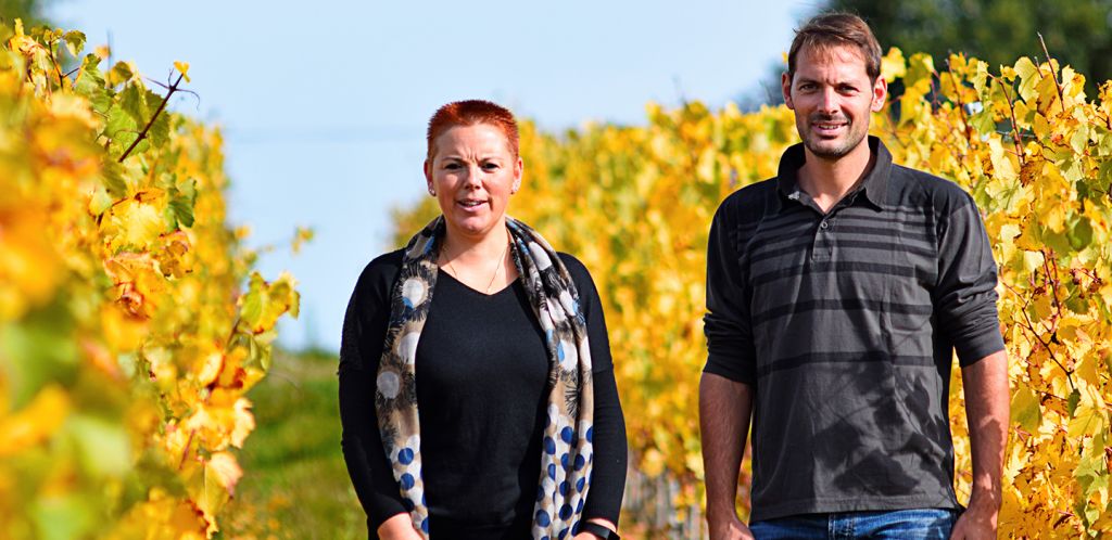 Berengere et Julien dans les vignes en automne